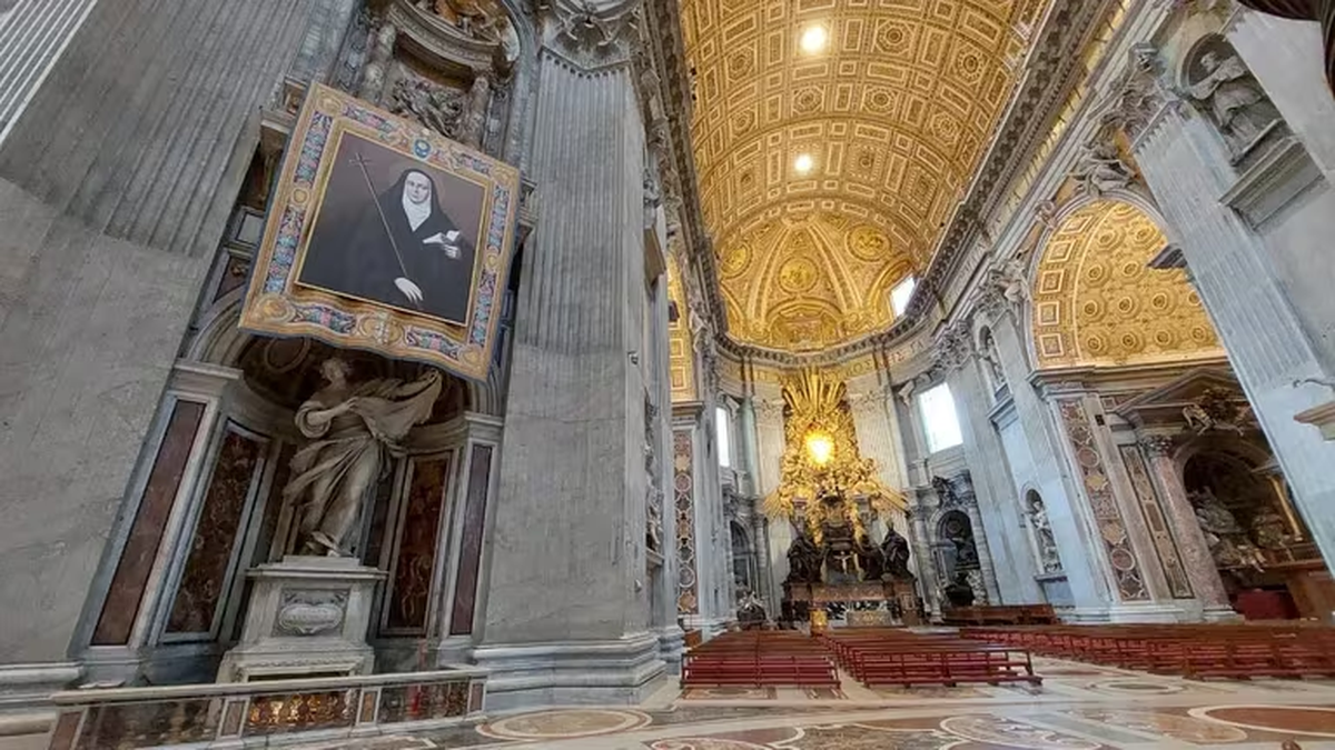 La imagen de Mama Antula junto al altar mayor de la Basílica de San Pedro en Roma.