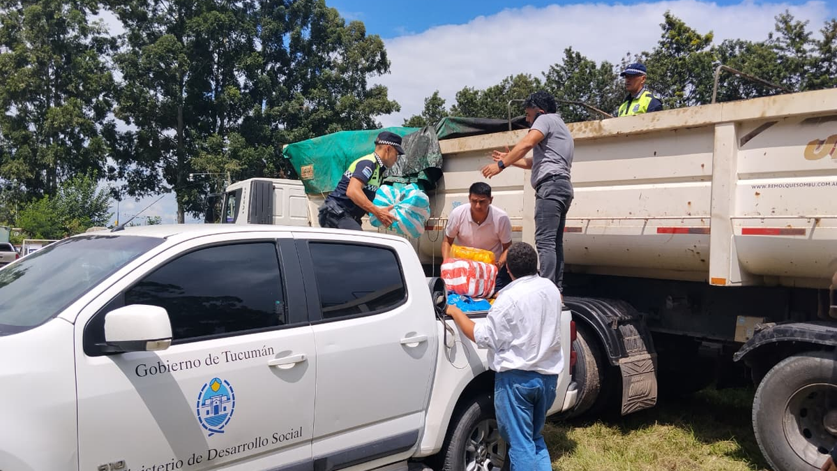 Seguridad y Desarrollo Social trasladan mercadería para asistir a los damnificados