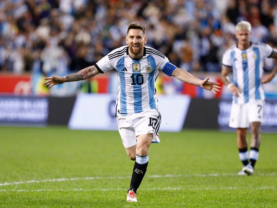 Argentina venció a Jamaica con goles de Messi y Álvarez