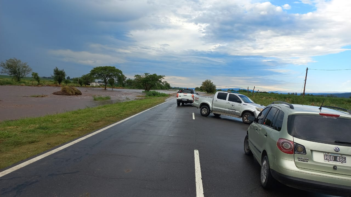 &nbsp;En la ruta 38 hay dos cortes de tr&aacute;nsito por acumulaci&oacute;n de agua en la calzada.