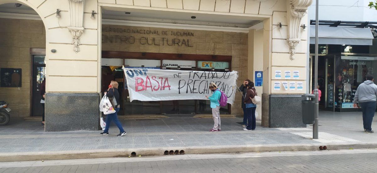 El reclamo de los trabajadores de la UNT se hizo sentir en el centro capitalino.