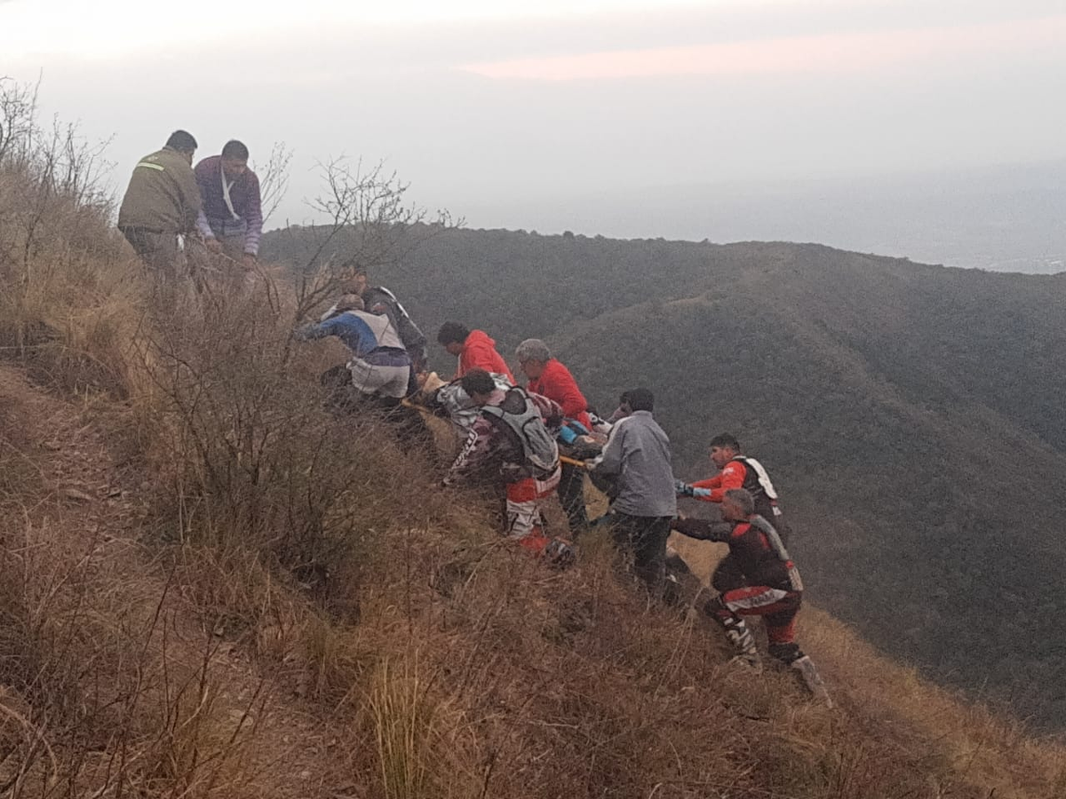 Exitosa aeroevacuación de un hombre en las montañas de San Pedro de Colalao.