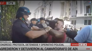 La Policía Federal agredió y detuvo a un camarógrafo