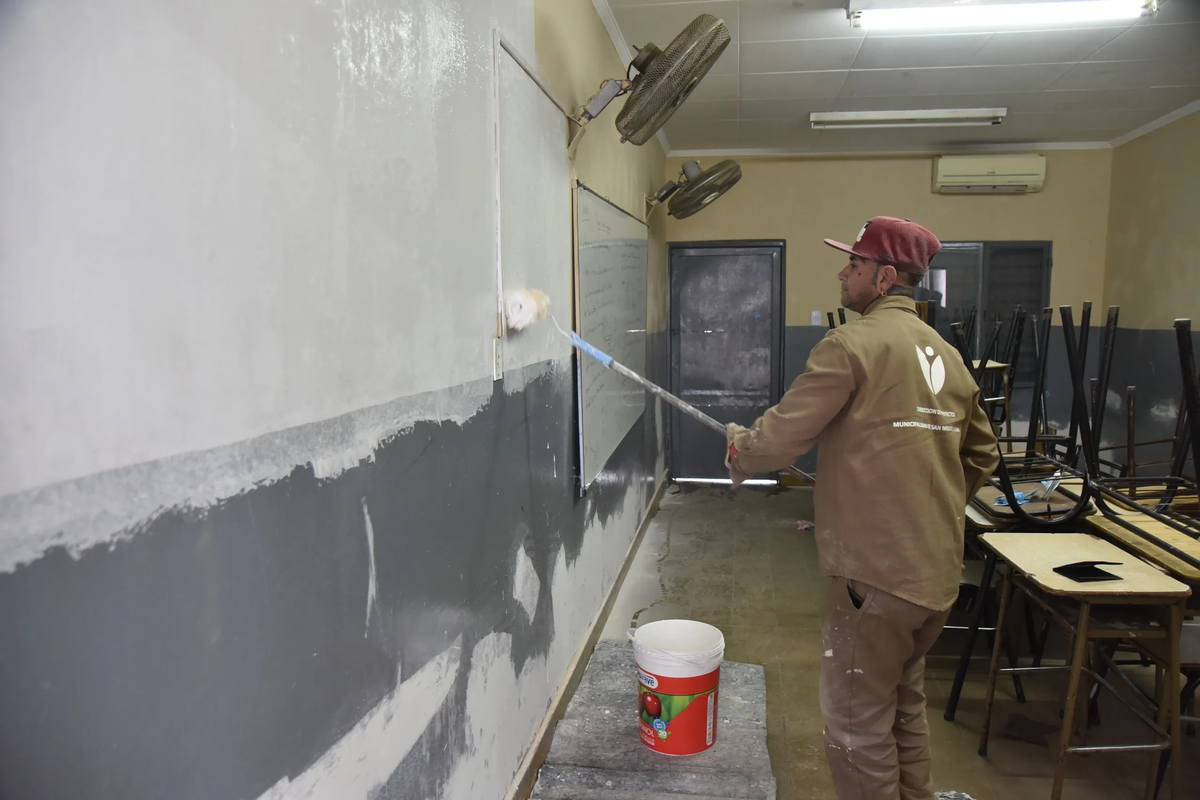 Los trabajos, que incluyen la pintura de las aulas, acondicionamiento de sanitarios y reparaciones varias. (Foto: Municipalidad de San Miguel de Tucumán)