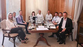 El gobierno confía en aprobar la reforma laboral pero negocia las licencias médicas