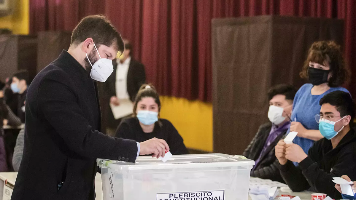 Gabriel Boric, presidente de Chile votó esta mañana.