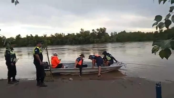 Hallan un cuerpo en el río Salí mientras sigue la búsqueda de un pescador