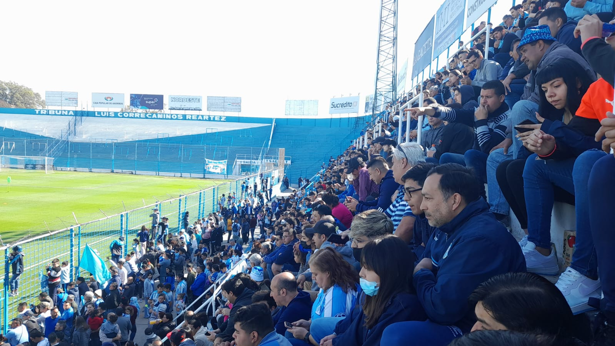 Los hinchas de Atlético acompañan la práctica del equipo de Lucas Pusineri en el Monumental. 