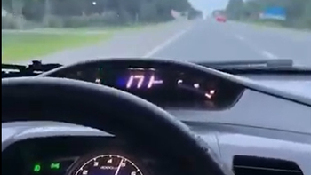 Filmaba videos circulando a más de 170 km/h y con su hijo sin cinturón