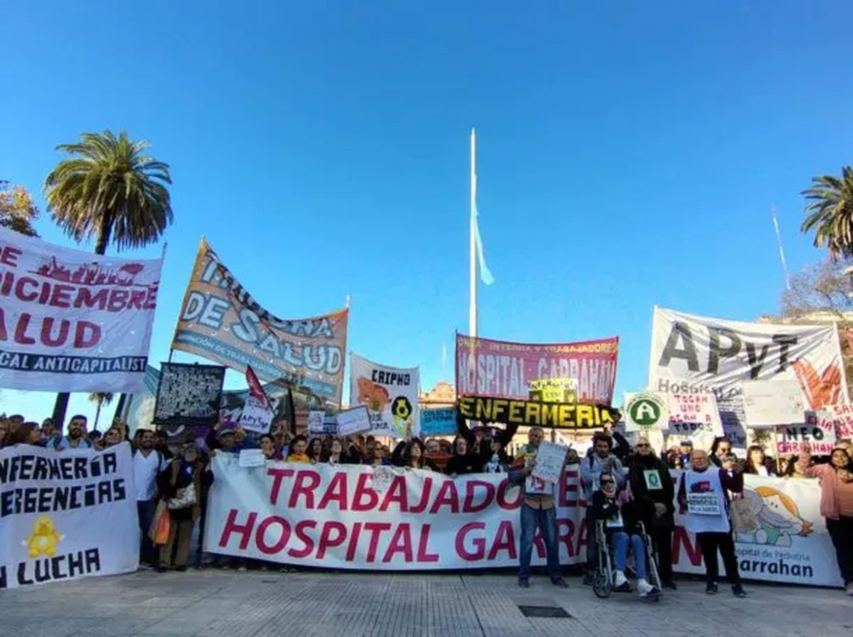 Continúa el reclamo de los trabajadores del Hospital Garrahan con el respaldo de la comunidad de pacientes y familiares, así como de organizaciones gremiales, sociales y políticas. Foto: Minuto Uno