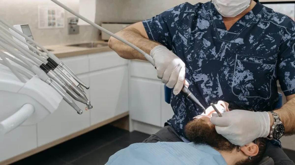 Francia: condenaron a un dentista por arreglar caries falsas