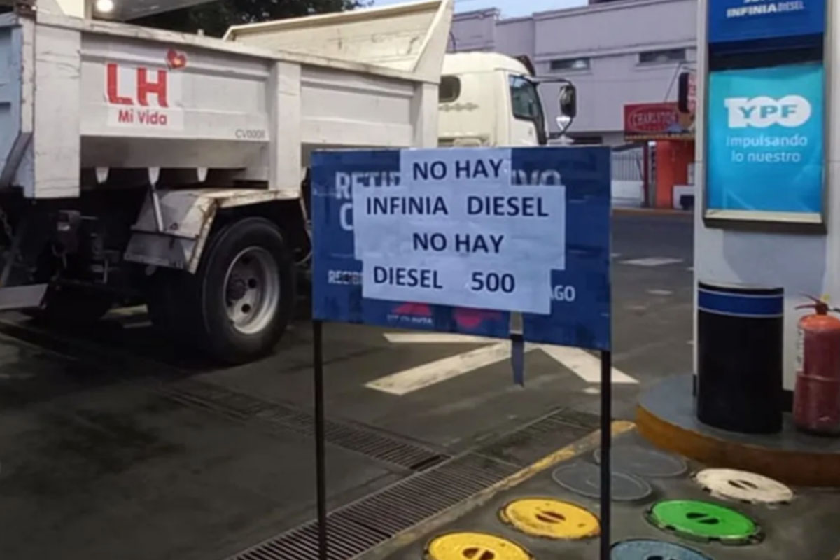 Denuncian la venta de combustible con sobreprecio.