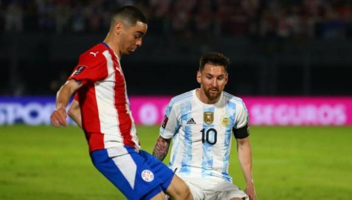 En el empate de Argentina, Messi jugó de enlace y tuvo una llegada clara a través de un tiro libre.
