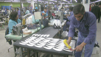 Aguilares: hay despidos y salarios recortados en la fábrica Topper