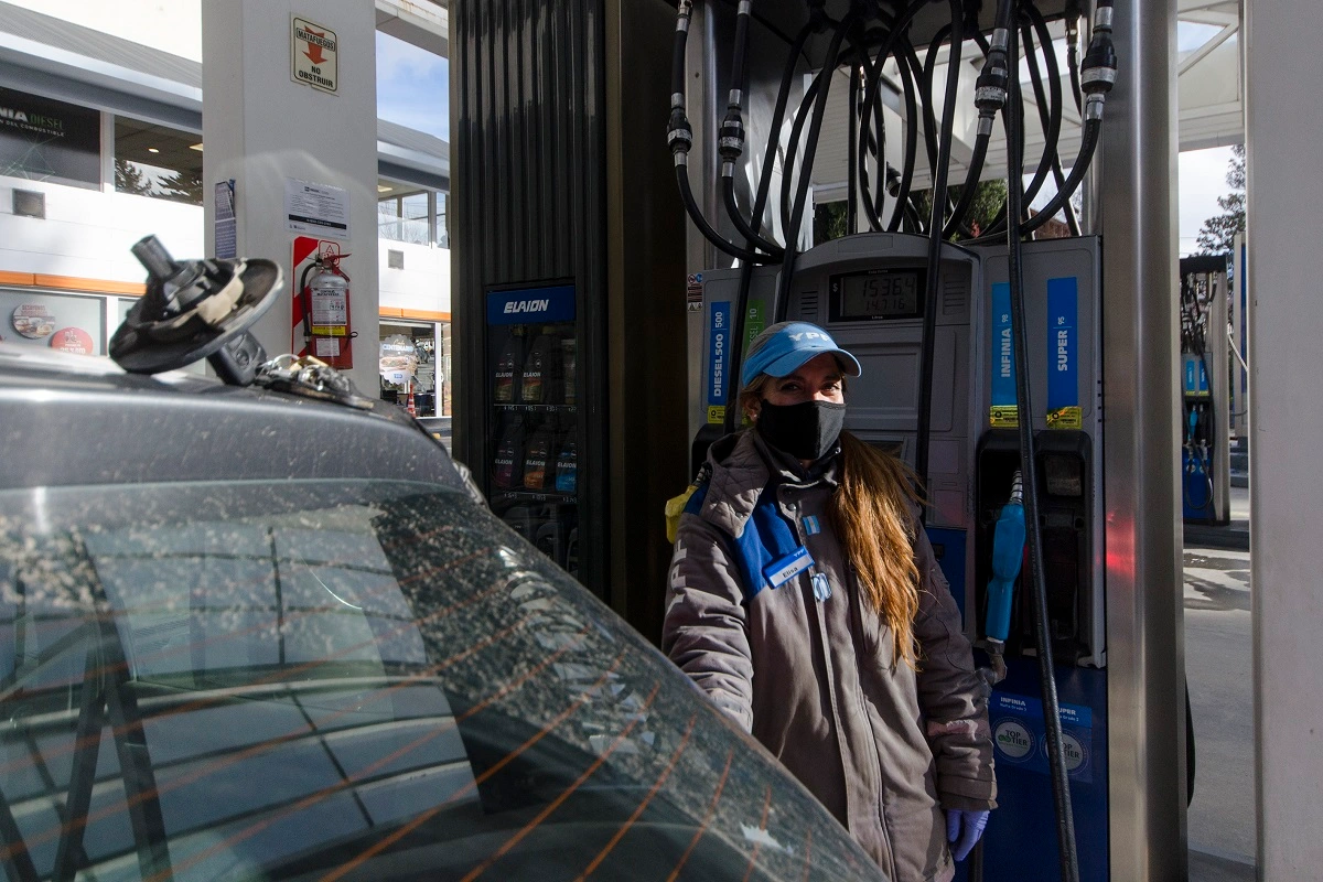 La suba en el costo de los combustibles rige desde este domingo. 