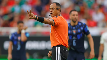 Quién es Ismail Elfath, el árbitro de Argentina vs. Inglaterra