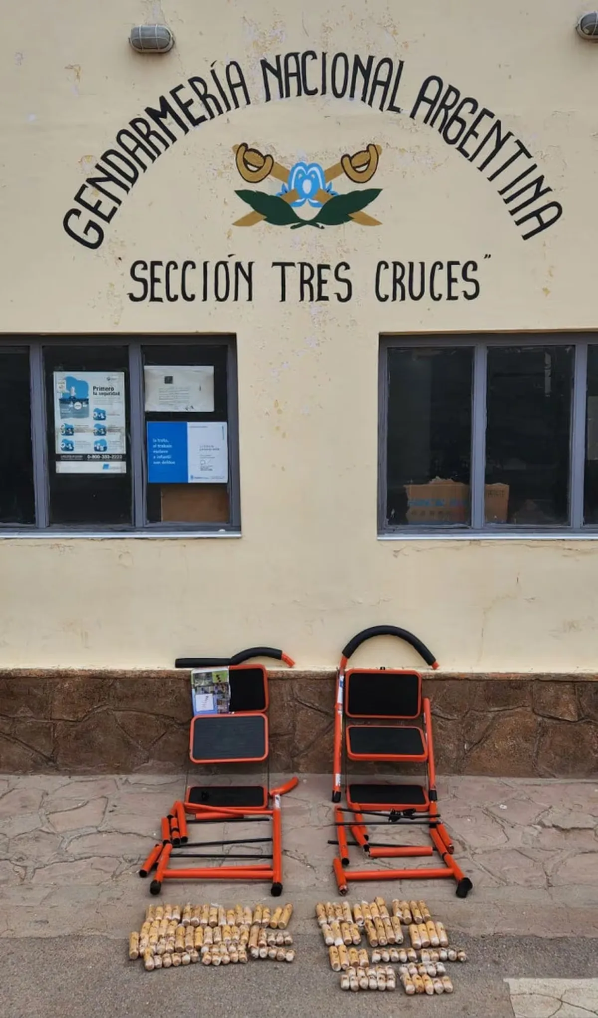 Un can antinarcóticos detectó más de 4 kilos cocaína dentro de escaleras en un micro. (Foto: La Voz) Un can antinarcóticos detectó más de 4 kilos cocaína dentro de escaleras en un micro. (Foto: La Voz)