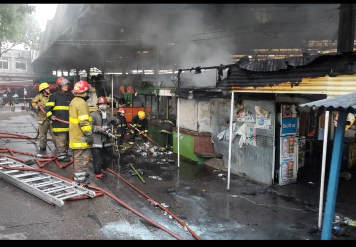 Bomberos sofocaron el fuego en la ex Terminal. Foto: Comunicación Tucumán.