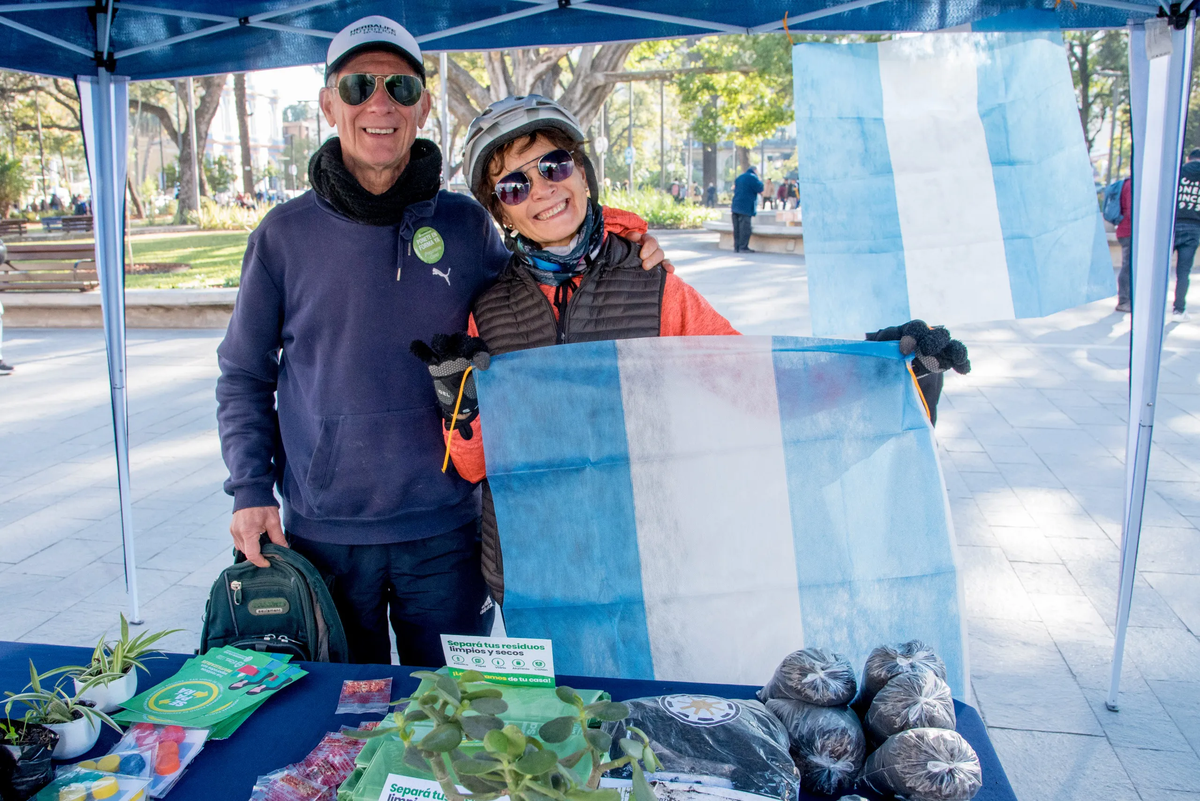 Quienes llevaron residuos reciclables se llevaron una bandera albiceleste.   (Foto: Municipalidad de San Miguel de Tucumán)