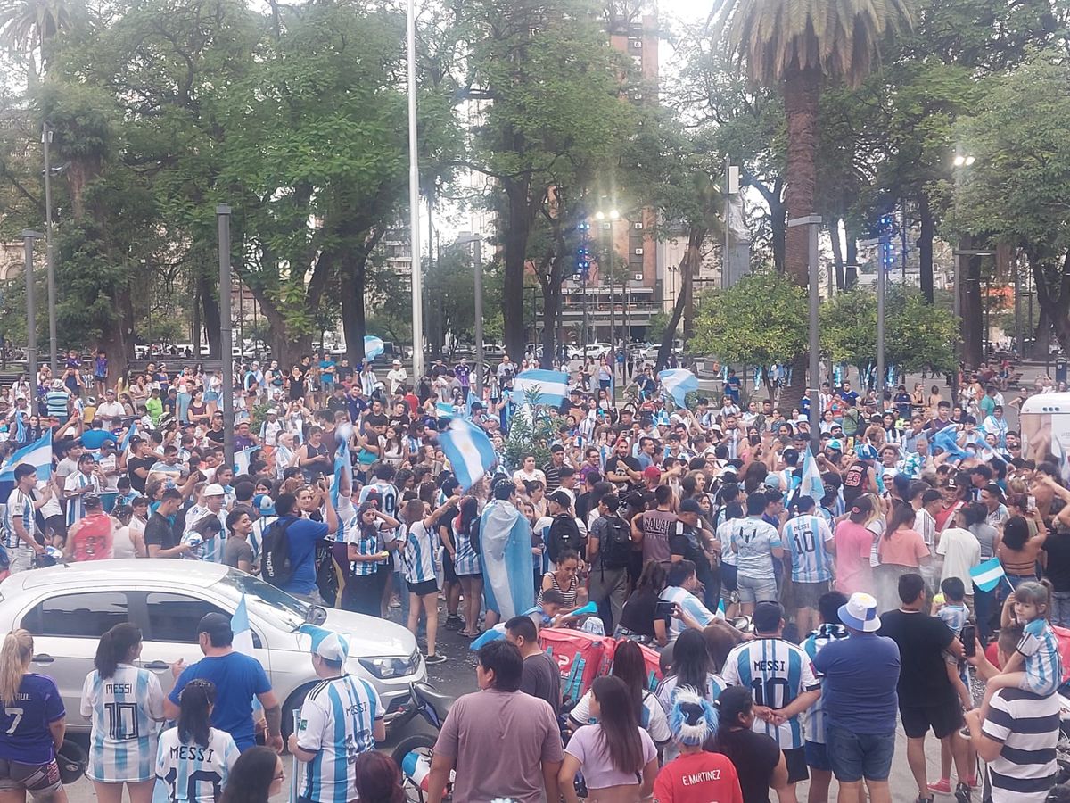 Tucumanos y tucumanas salieron a festejar la clasificación de Argentina
