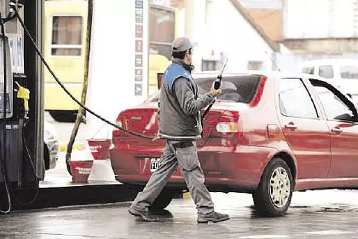 Estacioneros amenazan con no vender combustible para las Fiestas. Rechazan un aumento salarial alcanzado por una de las cámaras de manera individual.