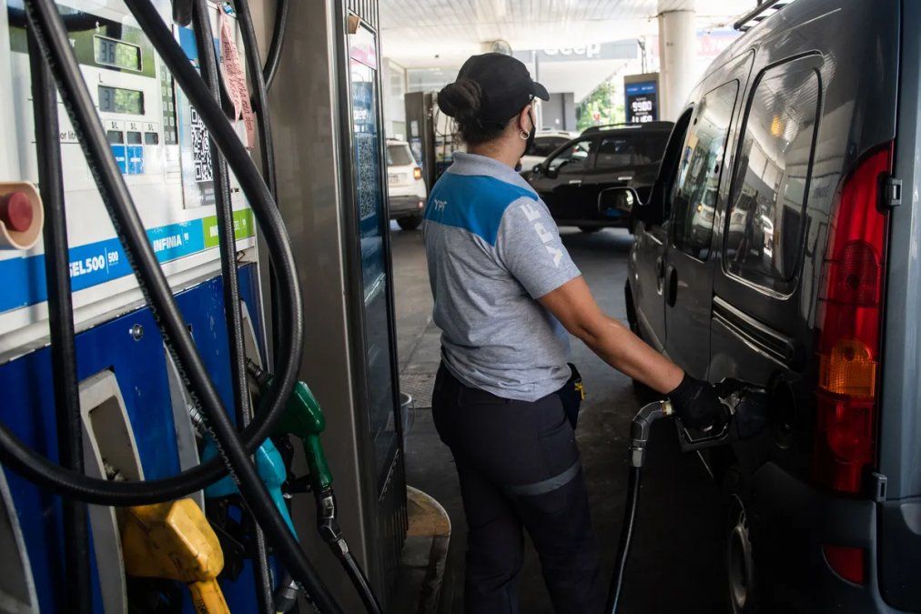 YPF anunció una suba de 4% en el precio de los combustibles