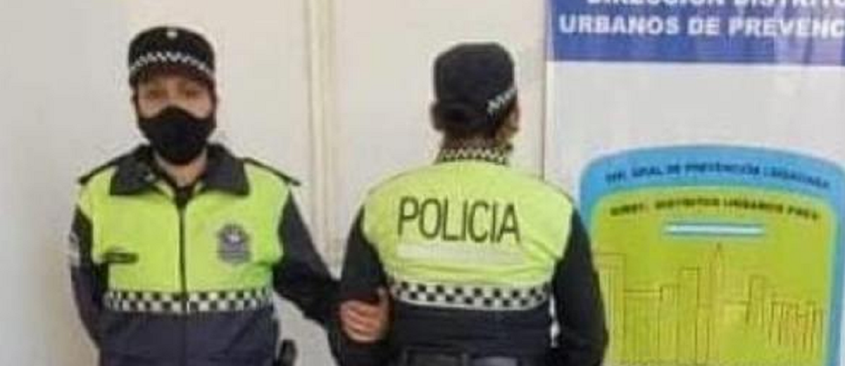 Una mujer policía usaba su uniforme para robar