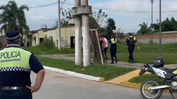 Personal del 911 evitó que un hombre saltara de un poste de tensión eléctrica