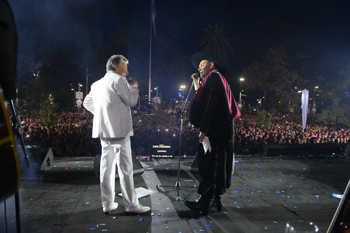 Palito Ortega cerró la gran fiesta del 9 de julio en la Plaza Independencia