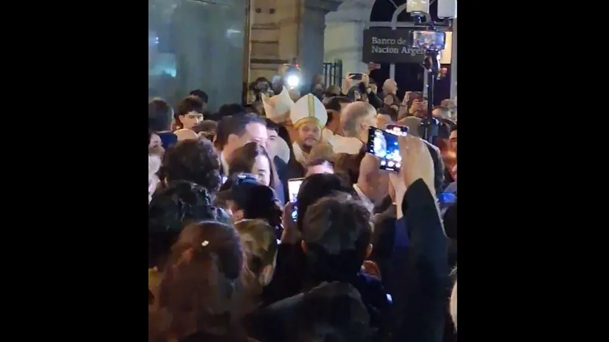 Victoria Villarruel fue abucheada a la salida de la misa por el papa Francisco en Flores. Foto: ámbito