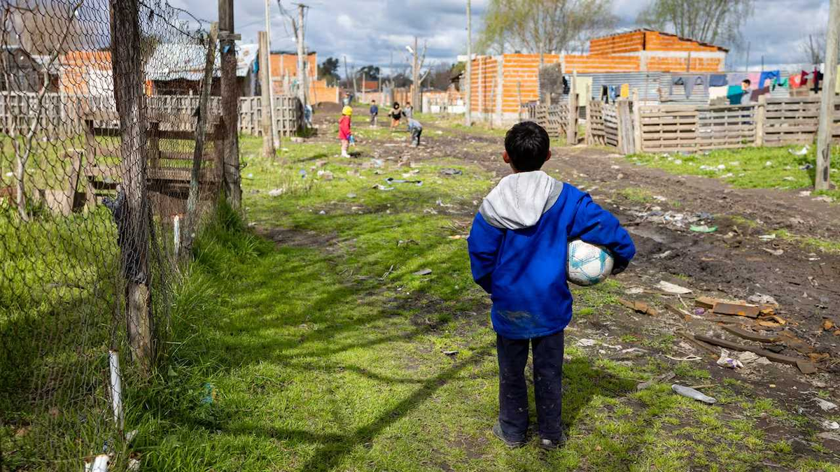 La pobreza en niños y adolescentes llegó al 53,6% en 2025
