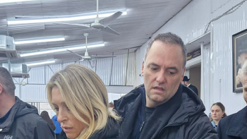 Revelan quién habría pagado el vuelo de Adorni a Punta del Este