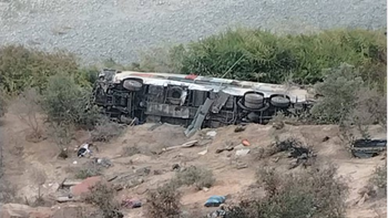 Tragedia en Arequipa: un autobús cayó a un abismo y deja 37 fallecidos
