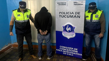 Arrestaron al hombre que se trepó a la camioneta de su expareja y la aterrorizó
