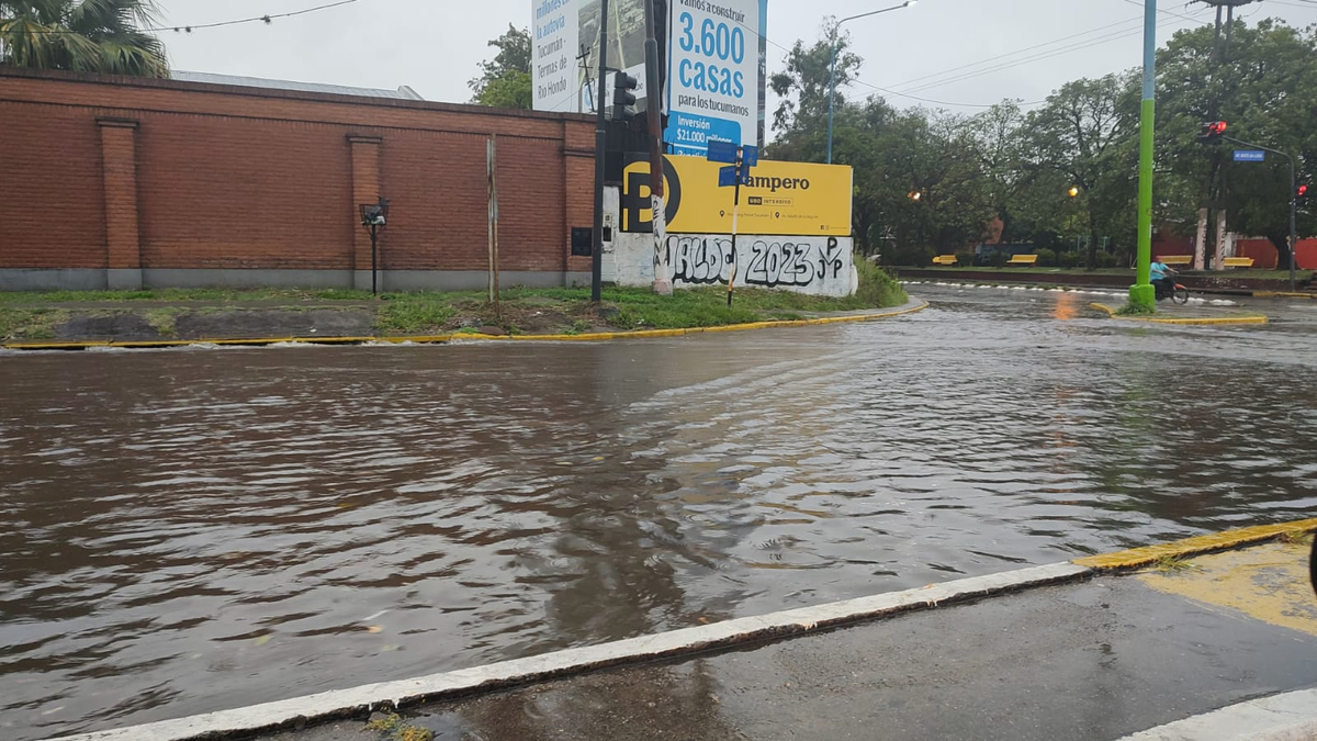 Avenida Mate de Luna y avenida América con agua cumulada por la tormenta. 