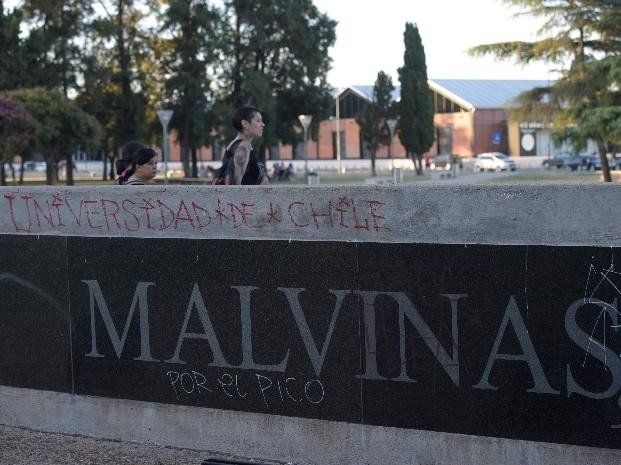 Decenas de chilenos, detenidos por pintar el Monumento a los caídos en Malvinas