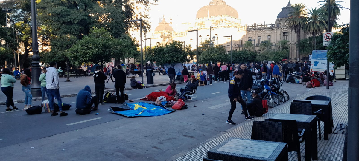 Piqueteros realizan un acampe en Plaza Independencia.