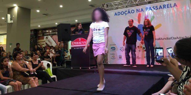 Brasil: polémica por un desfile en un shopping para adoptar chicos