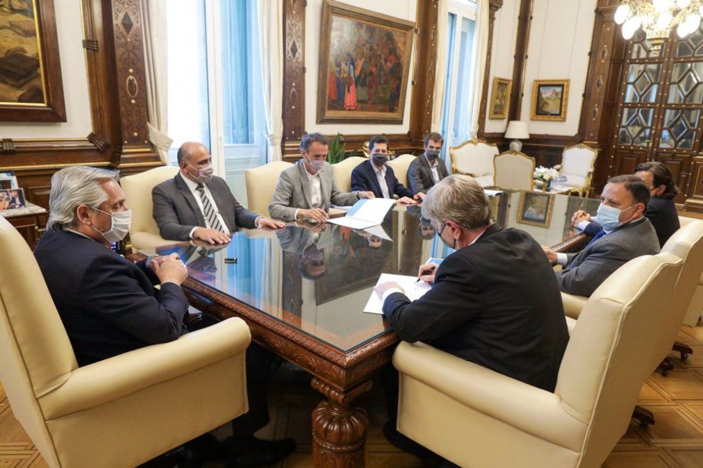 Juan Manzur y el presidente compartiendo una reunión de trabajo. 