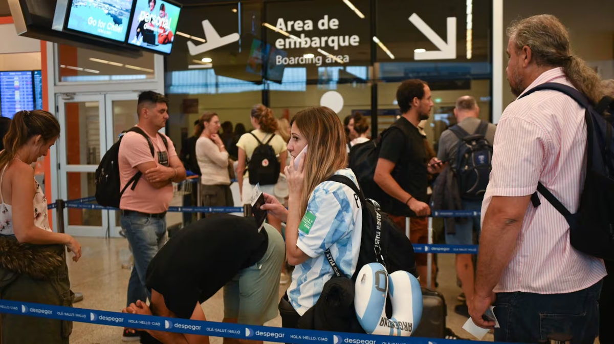 Por una protesta de los pilotos, Aerolíneas tuvo que cancelar vuelos y derivar pasajeros en otras empresas. (Foto: TN)