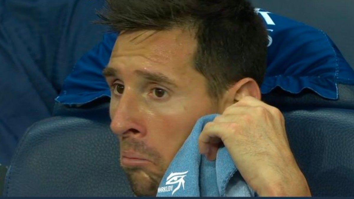 La cara de asombro de Messi en el banco de suplentes
