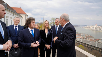 Milei ya viaja hacia Buenos Aires tras su actividad en Budapest