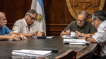 Pagani firmó contratos para nuevas obras en facultades, escuelas y el Rectorado