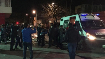 Barras de Independiente se enfrentaron con la policía 