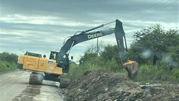 Avanzan obras viales para recuperar caminos en toda la provincia