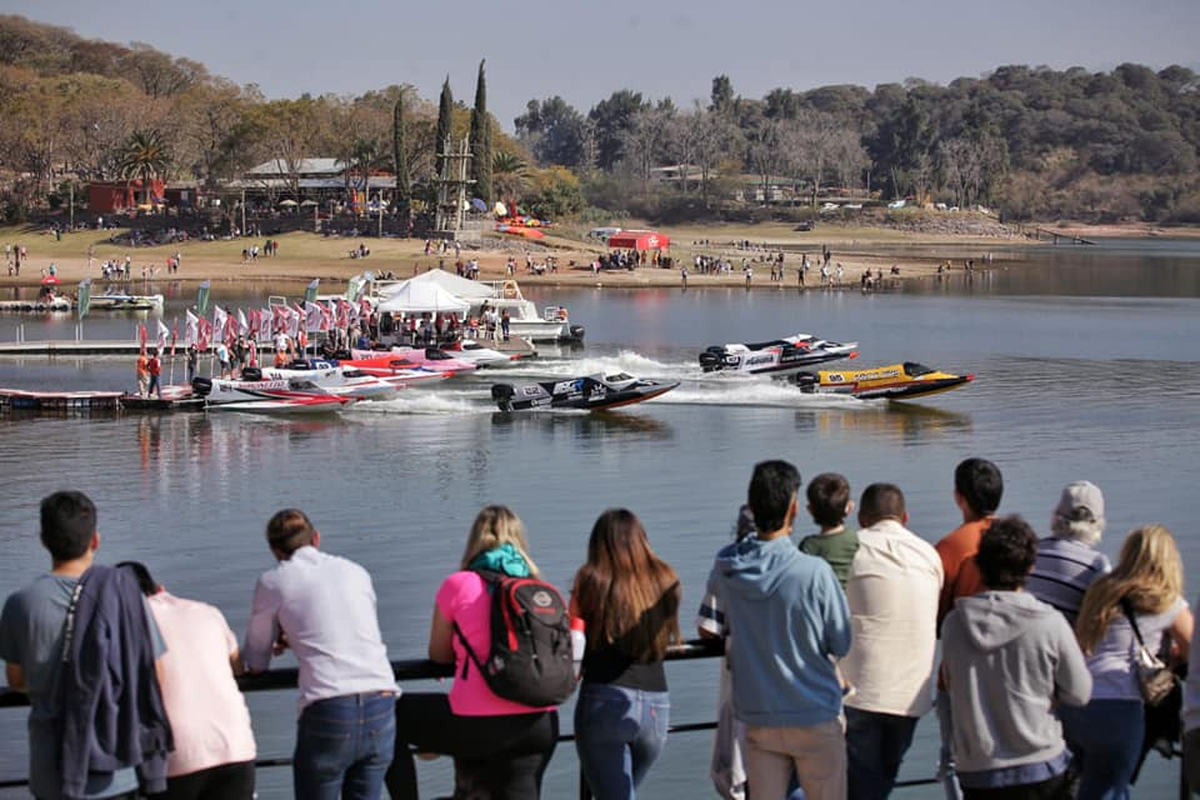 Turismo en Tucumán. Gran concurrencia de gente a la F1 Powerboat en El Cadillal.