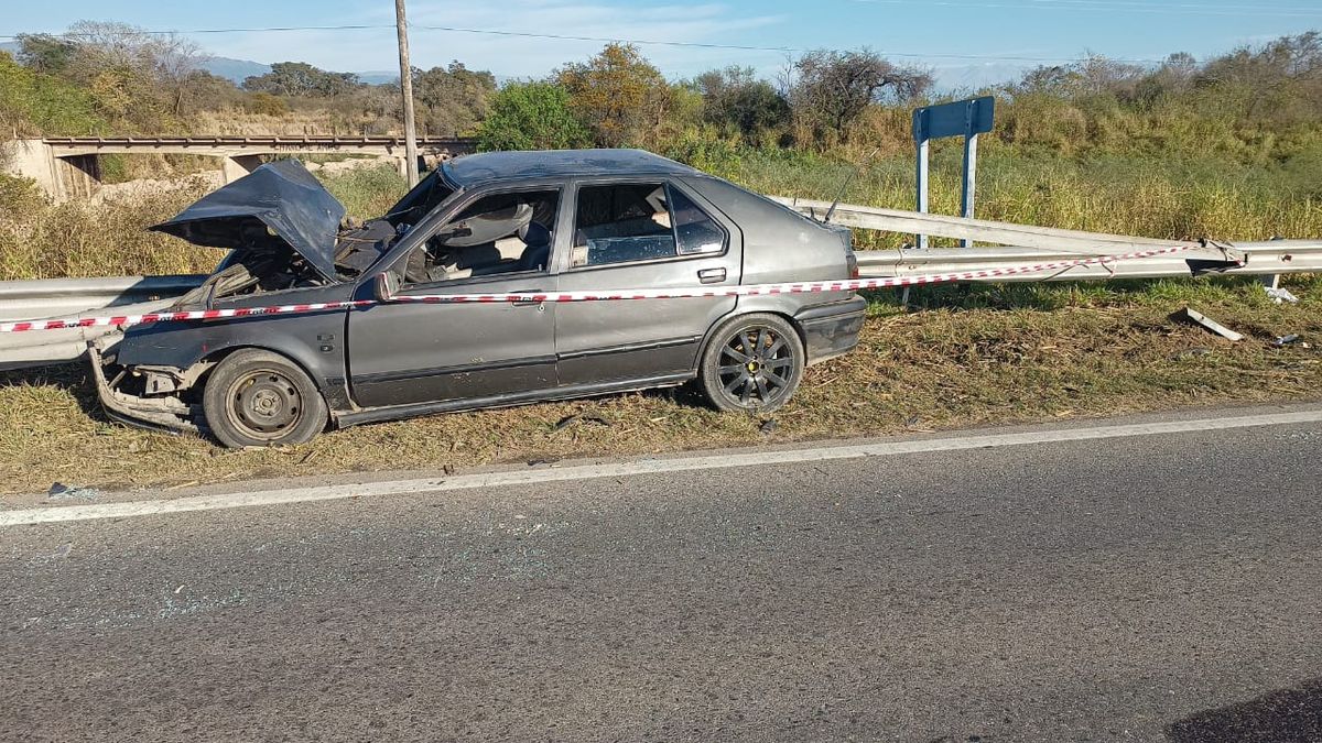La Cocha: auto chocó contra guardarraíl y dejó dos heridos
