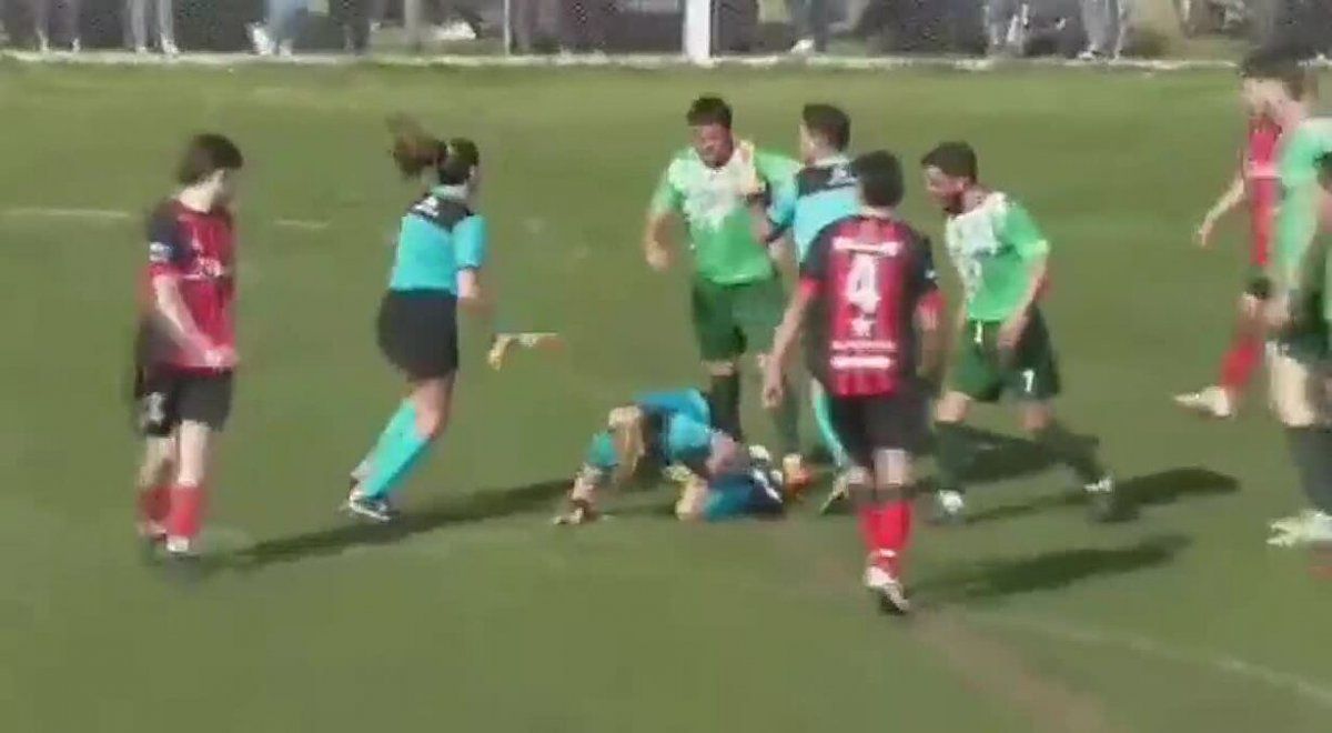 Se suspendió de por vida al jugador que golpeó a la árbitra.