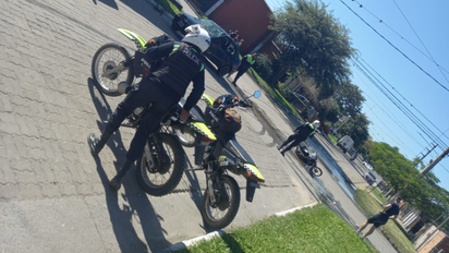 Dos jóvenes en motocicleta chocaron luego de cometer un robo