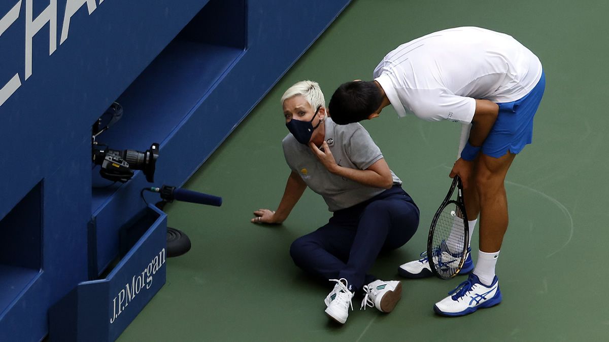 Novak Djokovic fue descalificado por un pelotazo a una jueza